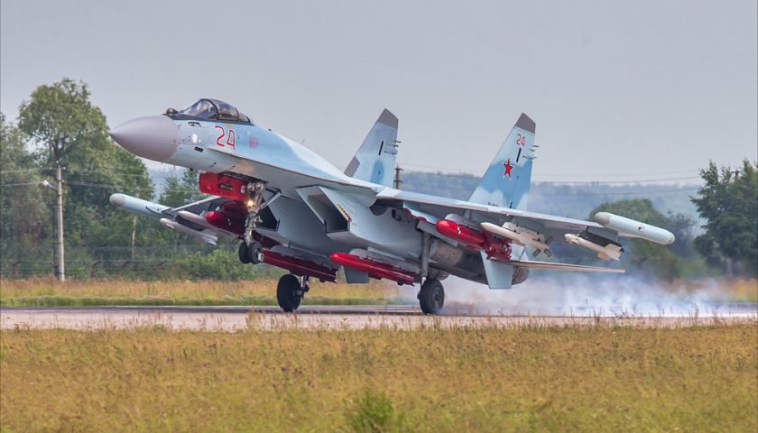 Su35 des forces aeriennes russes decollant avec des missiles air sol guides Kh35 et Kh38 lors des tests dEtat en 2017 Actualités Défense | Aviation de chasse | Construction aéronautique militaire