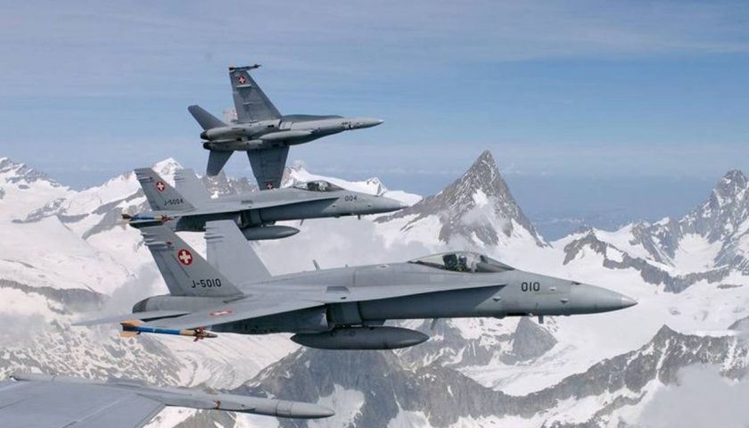 Un think tank américain propose des conclusions discutables au sujet de La Défense aérienne helvétique 1 Patrouille de F18 des forces aeriennes helvetiques dans les montagnes des Alpes Actualités Défense | Analyses Défense | Aviation de chasse