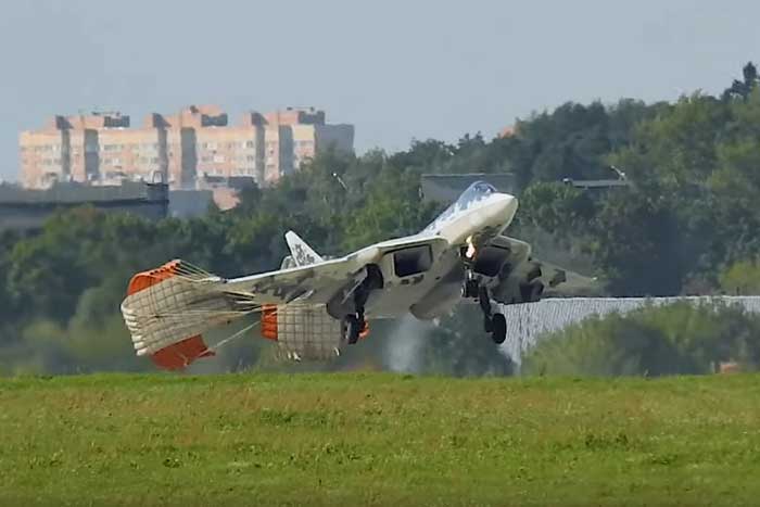 Su57 atterrissage court Actualités Défense | Aviation de chasse | Budgets des armées et effort de Défense