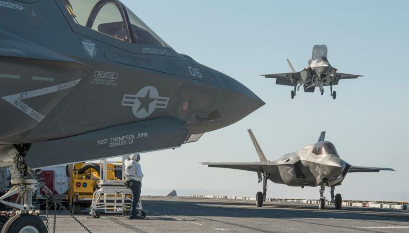 L'équipage du porte-avions USS T. Roosevelt pourrait être débarqué pour lutter contre l'épidémie de Covid19 1 F35B sur USS America Actualités Défense | Déploiement de forces - Réassurance | Etats-Unis
