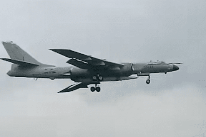 une des premières observations du missile ALBM JL-1 à bord d'un H-6N chinois