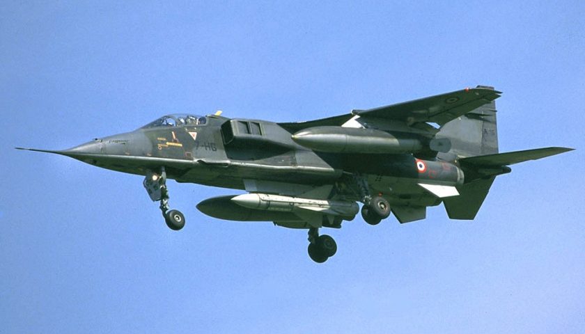 Quelles sont les Forces et les Faiblesses de l'Armée de l'Air et de l'Espace ? 8 Jaguar Martel Analyses Défense | Aviation d'entrainement et d'attaque | Aviation de chasse