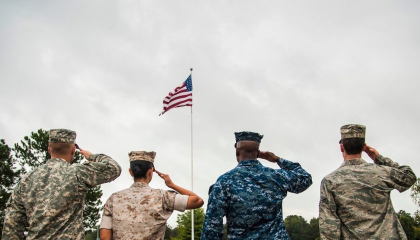 US troop salut Analyses Défense | Budgets des armées et effort de Défense | Conflit Afghanistan