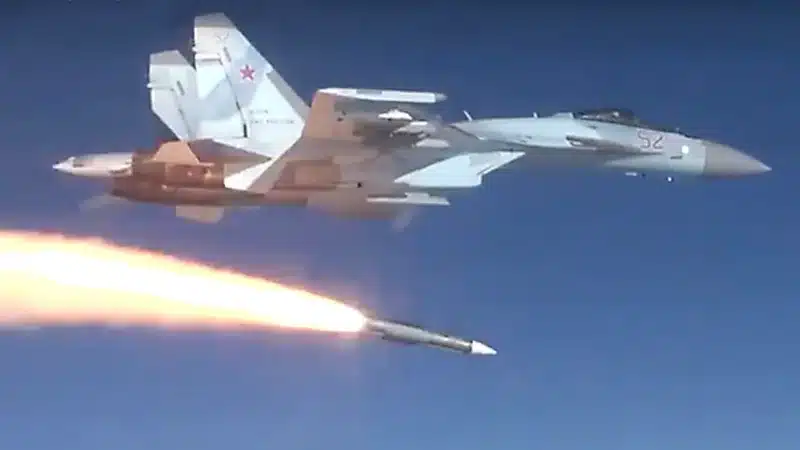 Le nouveau missile PL-17 air-air chinois, d'une portée de plus de 350 km, serait opérationnel 2 Su-35s tire un missile R-37M