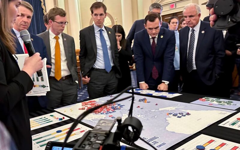 Les visages des parlementaires américains lors de la séance de wargame sur le théâtre Pacifique montrent l'intensité de l'expérience vécue