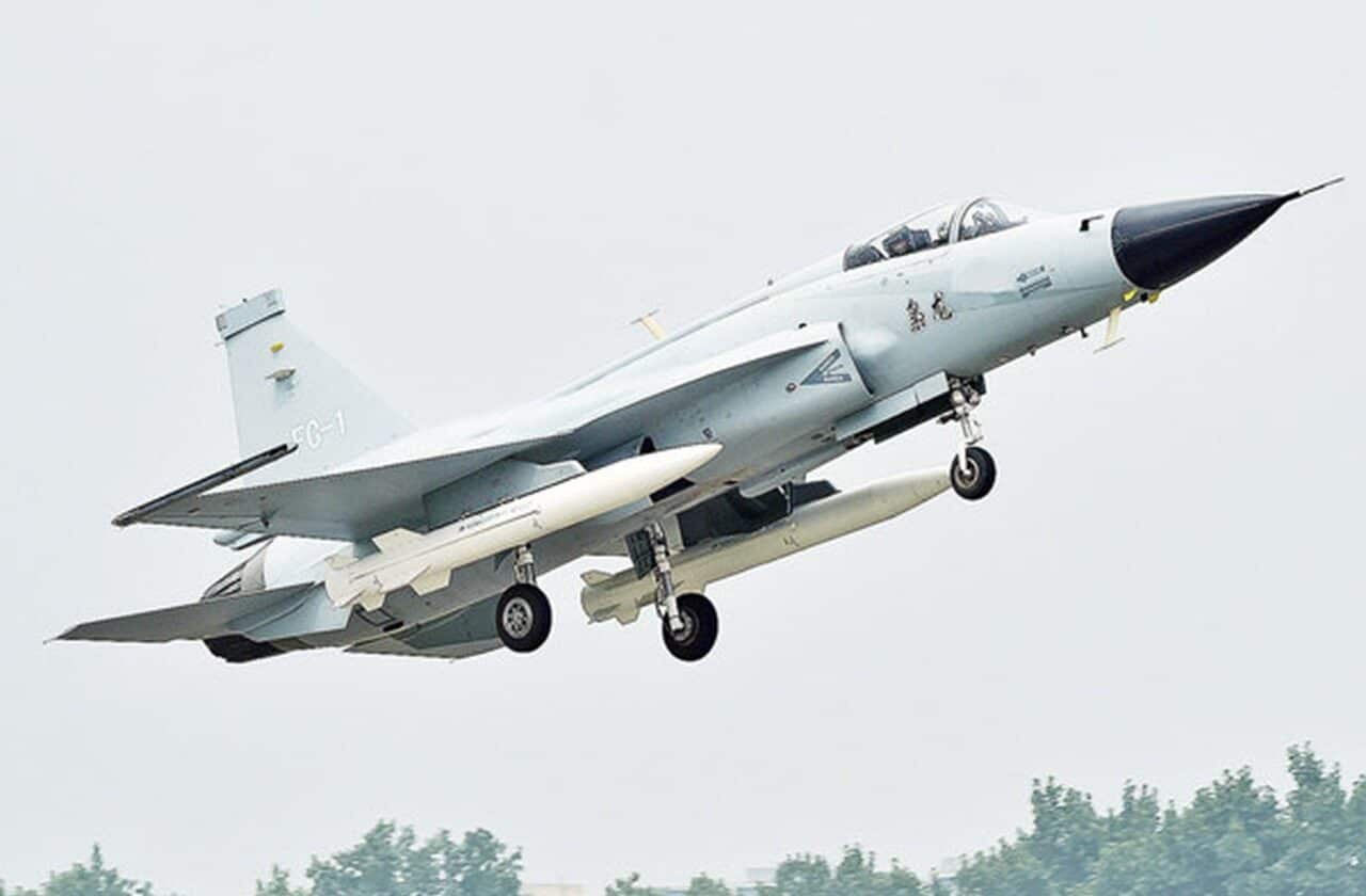 Jf-17 armé de missiles CM-400AKG