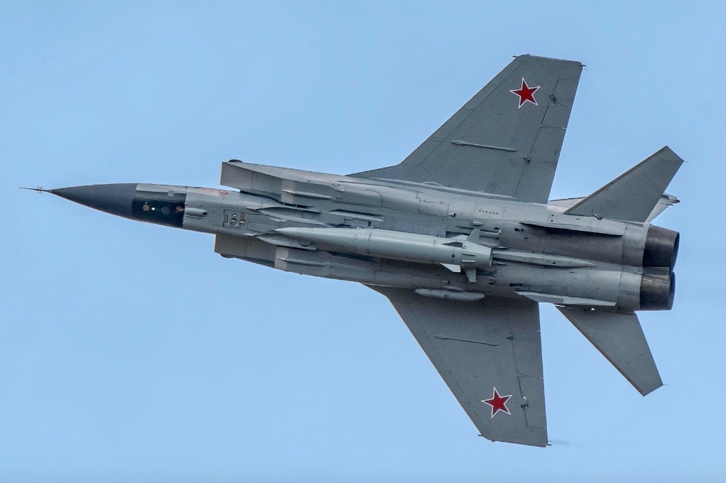 Mig-31K russe armé d'un missile Kinzhal