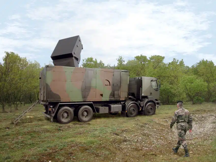 Avec le SAMP/T NG, le Mamba devient une bulle de défense multicouche antiaérienne, antibalistique et anti-drones dès 2025. 1 Radar Arabel du SAMP/T Mamba
